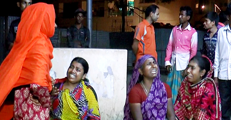 সন্তানের সামনে মাকে গলা কেটে হত্যা