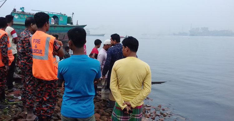 বুড়িগঙ্গায় ট্রলারডুবি : উদ্ধারে কাজ শুরু করেছে ফায়ার সার্ভিস