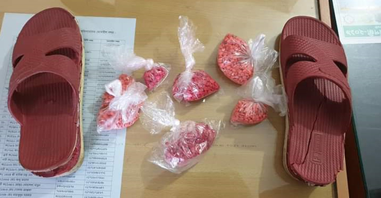 স্যান্ডেলের ভেতর দুই হাজার ইয়াবা