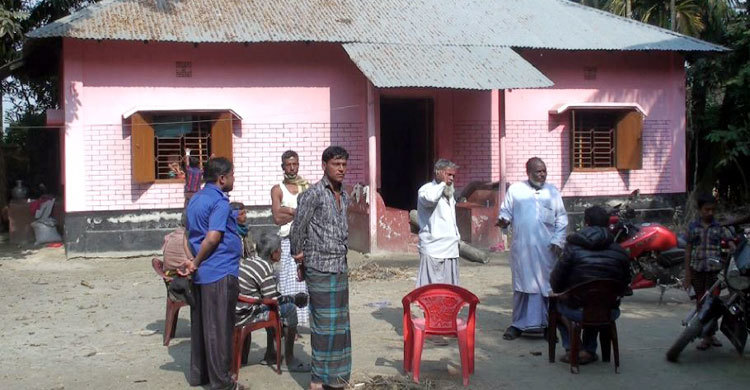 দরজা ভেঙে বাড়িতে ডাকাতি