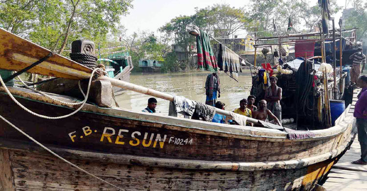 বঙ্গোপসাগরে ট্রলারে ডাকাতি, ১৪ জেলে আহত