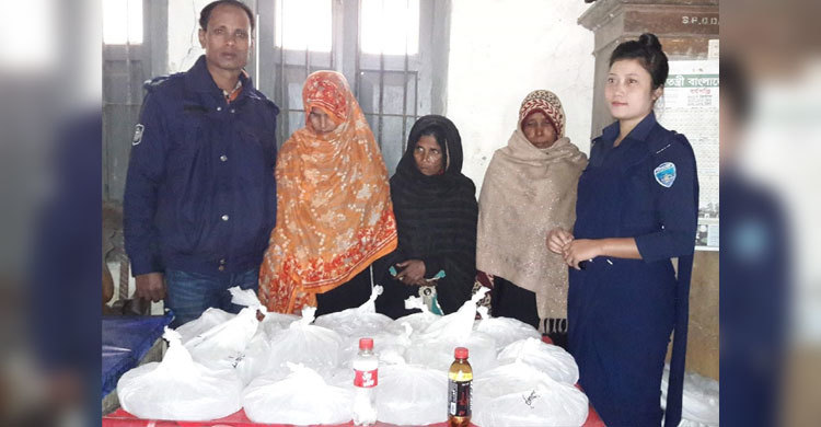 ৪২ লিটার চোলাই মদসহ ৩ নারী আটক