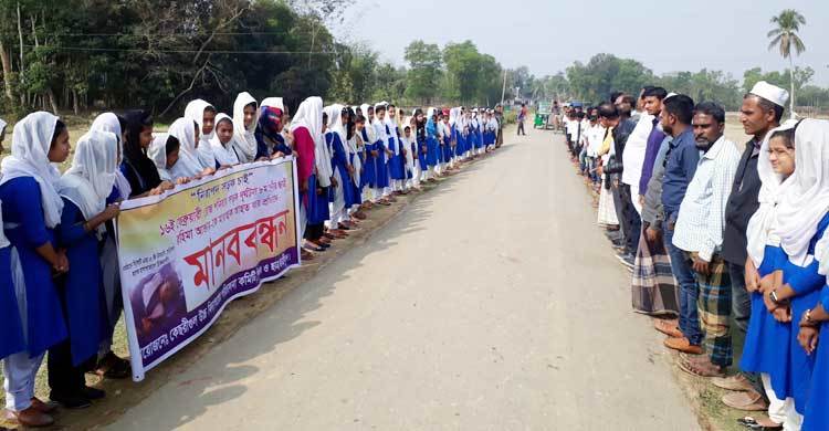 নিরাপদ সড়ক চেয়ে রাস্তায় শিক্ষার্থীরা