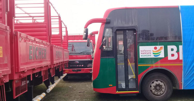 ভারত থেকে বেনাপোলে এলো বিআরটিসির ২৯টি বাস-ট্রাক