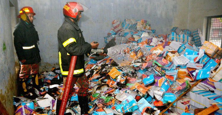 বইয়ের গুদামে আগুন, পুড়ে গেল ভুলেভরা ৩ হাজার বই