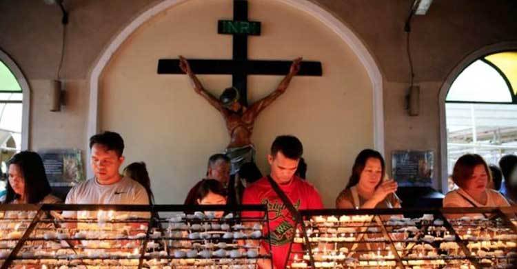 Twin bombings at church kill 21 in Philippines