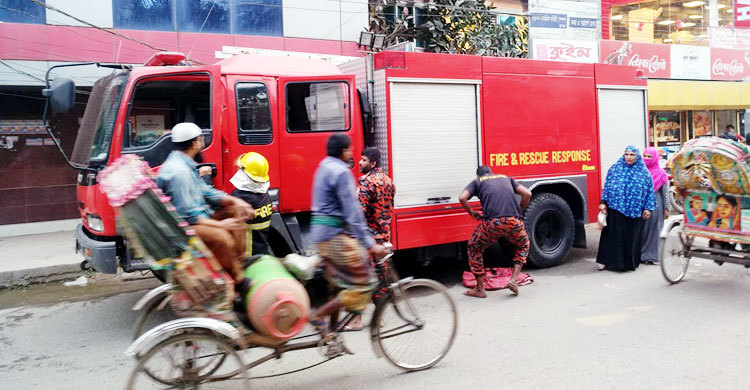 কুমিল্লায় এবার আবাসিক ভবনে আগুন