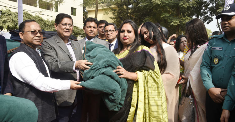 তৃতীয় লিঙ্গের সদস্যদের মাঝে শীতবস্ত্র বিতরণ