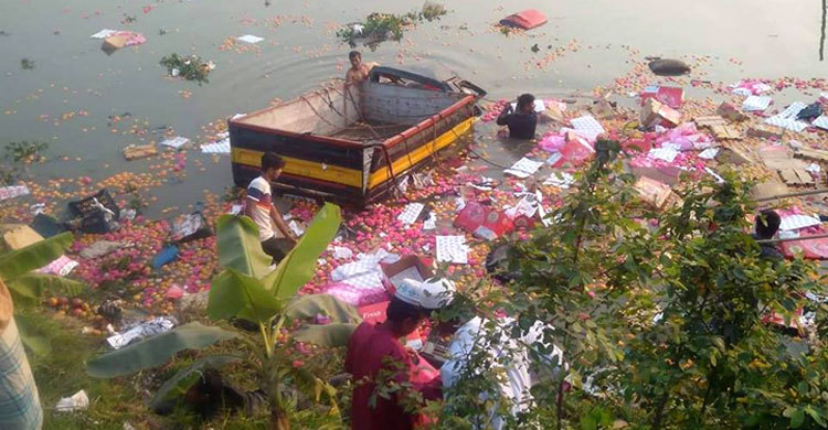 নিয়ন্ত্রণ হারিয়ে পুকুরে পিকআপ, প্রাণ গেল ২ জনের