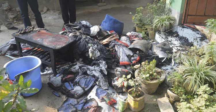 সাংবাদিকের বাড়িতে আগুন দিল দুর্বৃত্তরা