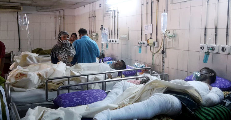 Pathetic scene at DMCH as Chawakbazar fire claims more lives