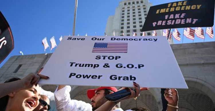 Mexico border wall: US states sue over emergency declaration