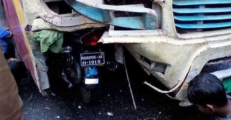 বাসচাপায় একই পরিবারের তিনজন নিহত