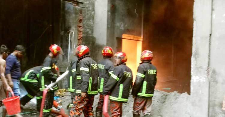 এশিয়ান গ্রুপের মবিলের গোডাউনে ভয়াবহ আগুন