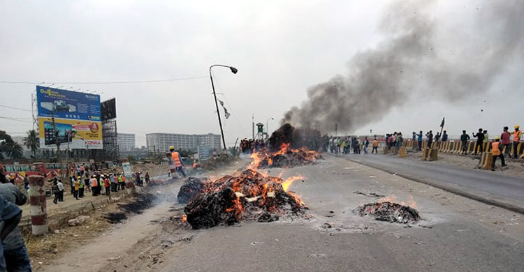 কাঁচপুর সেতুতে হঠাৎ পিকআপে আগুন