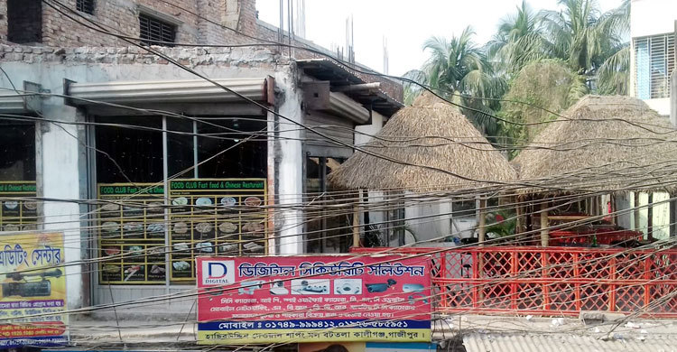 ঘণ্টাপ্রতি টাকা দিয়ে রেস্টুরেন্টে তরুণ-তরুণীর আড্ডা