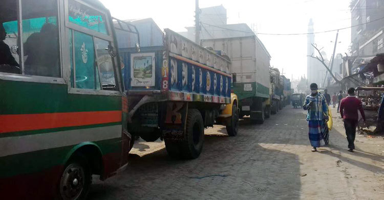 ফতুল্লায় পোশাক শ্রমিকদের অবরোধে তীব্র যানজট