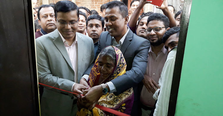 যুবলীগ নেতার ৫৭তম ঘরটি পেলেন বিধবা জাবেদা