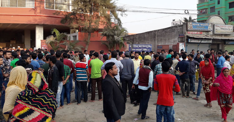 গাজীপুরে পোশাক শ্রমিকদের বিক্ষোভ-ভাঙচুর