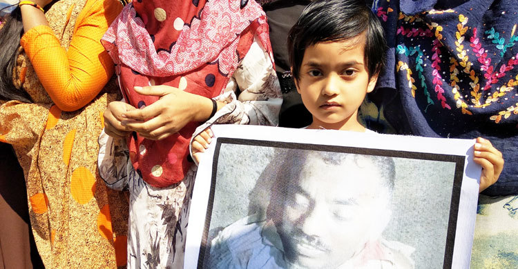 বাবা হত্যার বিচার চেয়ে রাজপথে শিশু হাফসা