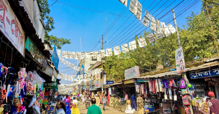 এখনও নির্বাচনের পোস্টার ঝুলছে ঈশ্বরদীতে