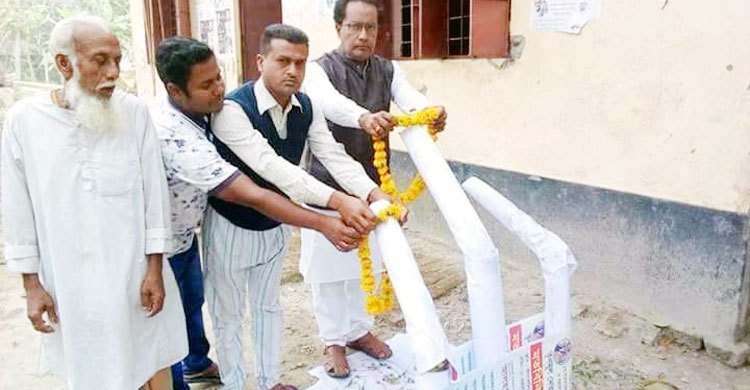 জুতা পায়ে শহীদ মিনারে ইউপি চেয়ারম্যান!