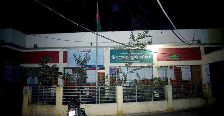 রাতেও জাতীয় পতাকা নামানো হয় না মেলান্দহ ভূমি অফিসে
