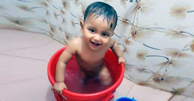 বালতির ভেতর মাথা আটকে শিশুর মৃত্যু