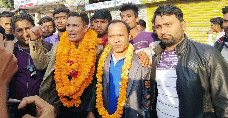 কারামুক্ত হয়ে ফুলের মালা পরলেন যুবলীগের সেই ১০ নেতা