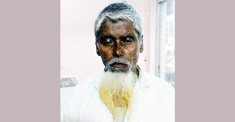 পালিয়ে বেড়াচ্ছেন বৃদ্ধ বাবা