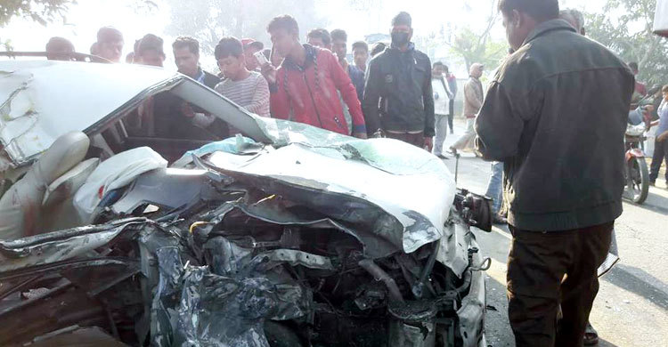 ঘন কুয়াশায় মাইক্রোবাসে ট্রাকের ধাক্কা, নিহত ১