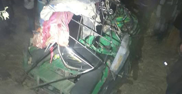 বাস-ইজিবাইক সংঘর্ষে প্রাণ গেল ৫ জনের