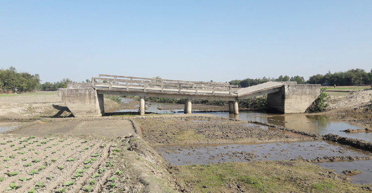 ৩ বছরেও সংস্কার হয়নি ব্রিজটি