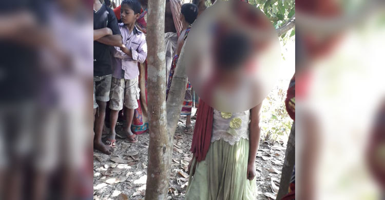 সন্তানকে দেখে বুক চাপড়ে কাঁদছেন মা