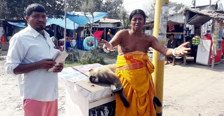 পাগলের কান্নায় সবার চোখে পানি