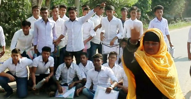পরীক্ষা শেষ করেই সড়ক অবরোধ