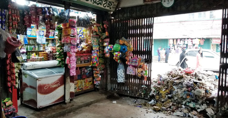 মার্কেট ভাঙতে পৌরসভার ময়লা থেরাপি!