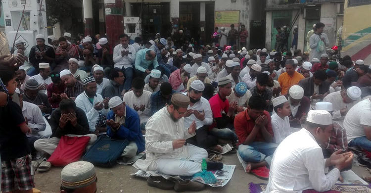 আখেরি মোনাজাত শুরু