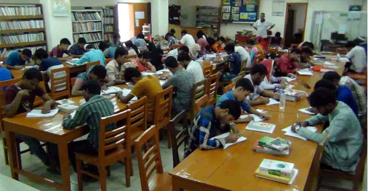 প্রাণ ফিরেছে নওগাঁ সরকারি গণগ্রন্থাগারে