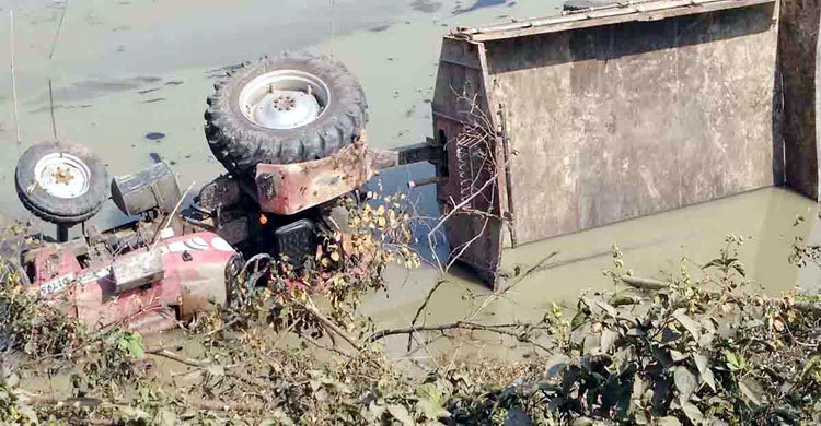 চালক দিলেন লাফ, ট্রাক্টরের নিচে হেলপার