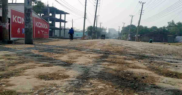 রাস্তার কাজ বিদ্যুতের খুঁটিতে আটকা
