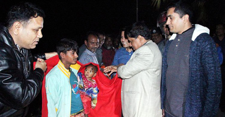 গভীর রাতে অসহায় মানুষের ঘরে পুলিশ সুপার