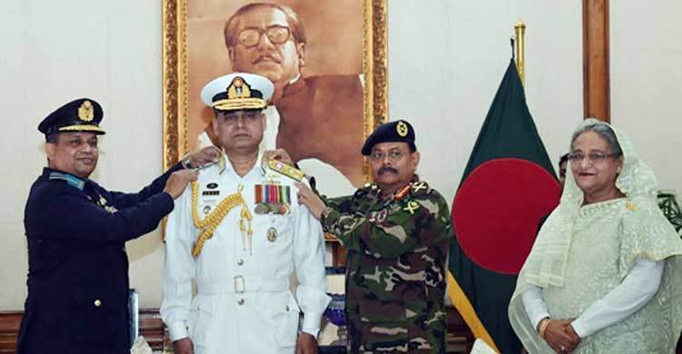 New navy chief adorned with Vice Admiral rank