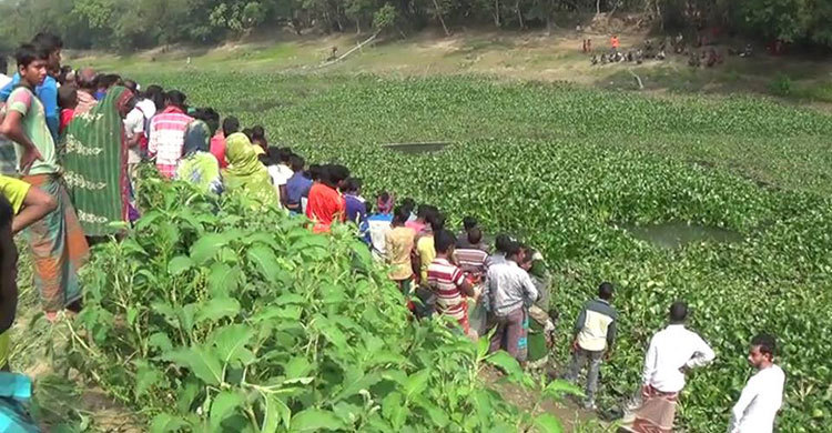 কচুরিপানা কাটতে গিয়ে মিলল গলিত মরদেহ