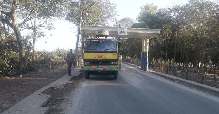 ব্যারিকেড ভেঙে ব্যারাজ দিয়ে চলছে ভারী যান