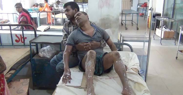 নড়াইলে গ্যাসের চুলার আগুনে একই পরিবারের ৮ জন দগ্ধ