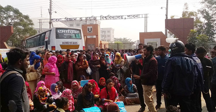 ছাত্রীনিবাসে ঢুকে ছাত্রীকে লাঞ্ছিত, বিক্ষোভ