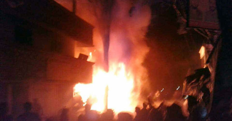 বাজারে আগুন, পৌঁছাতে দেরি হওয়ায় ফায়ার সার্ভিসের গাড়ি ভাঙচুর