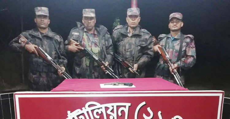 ভারতীয় পিস্তল ফেলে পালাল দুই চোরাকারবারি