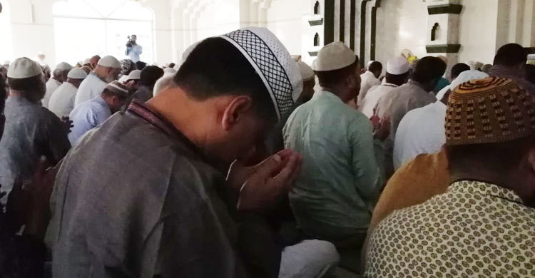 অগ্নিকাণ্ডে হতাহতদের জন্য মসজিদে মসজিদে দোয়া